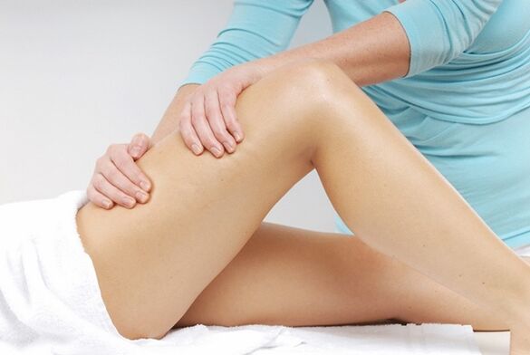 Performing massages for varicose veins of the lower extremities.